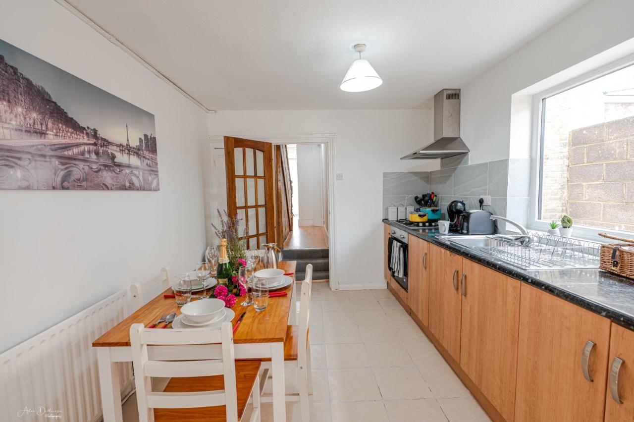 Cheerful 4 Bedrooms 8 Mn To Train Station Сasa de vacaciones