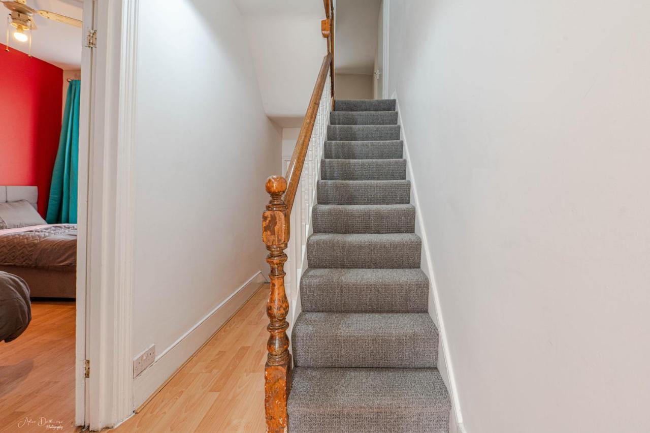 Casa de Férias Cheerful 4 Bedrooms 8 Mn To Train Station *