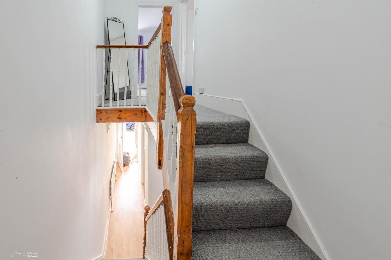 Casa de Férias Cheerful 4 Bedrooms 8 Mn To Train Station