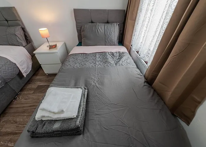 Cheerful 4 Bedrooms Home 8 Mn To Train Station
