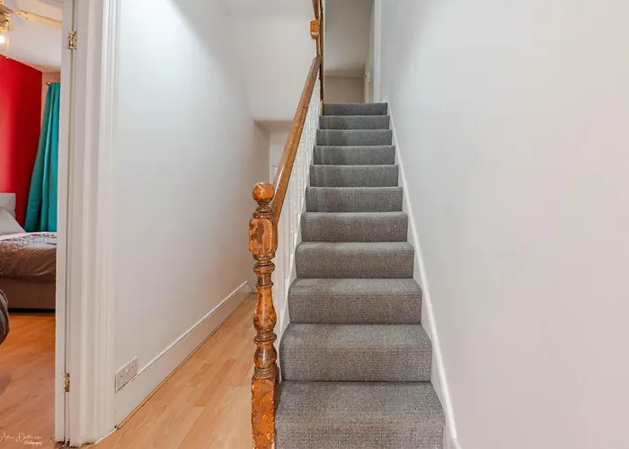 Cheerful 4 Bedrooms Home 8 Mn To Train Station