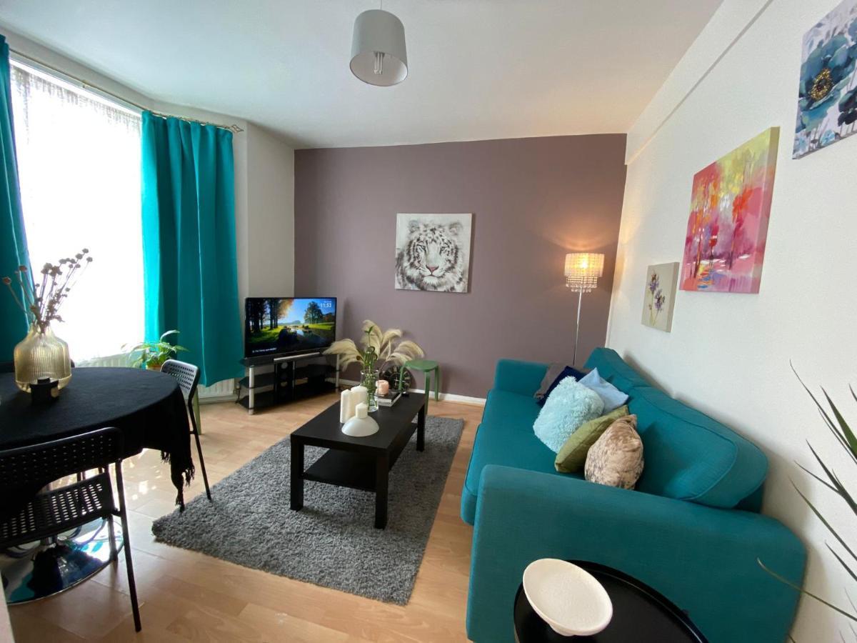 Cheerful 4 Bedrooms 8 Mn To Train Station Holiday home