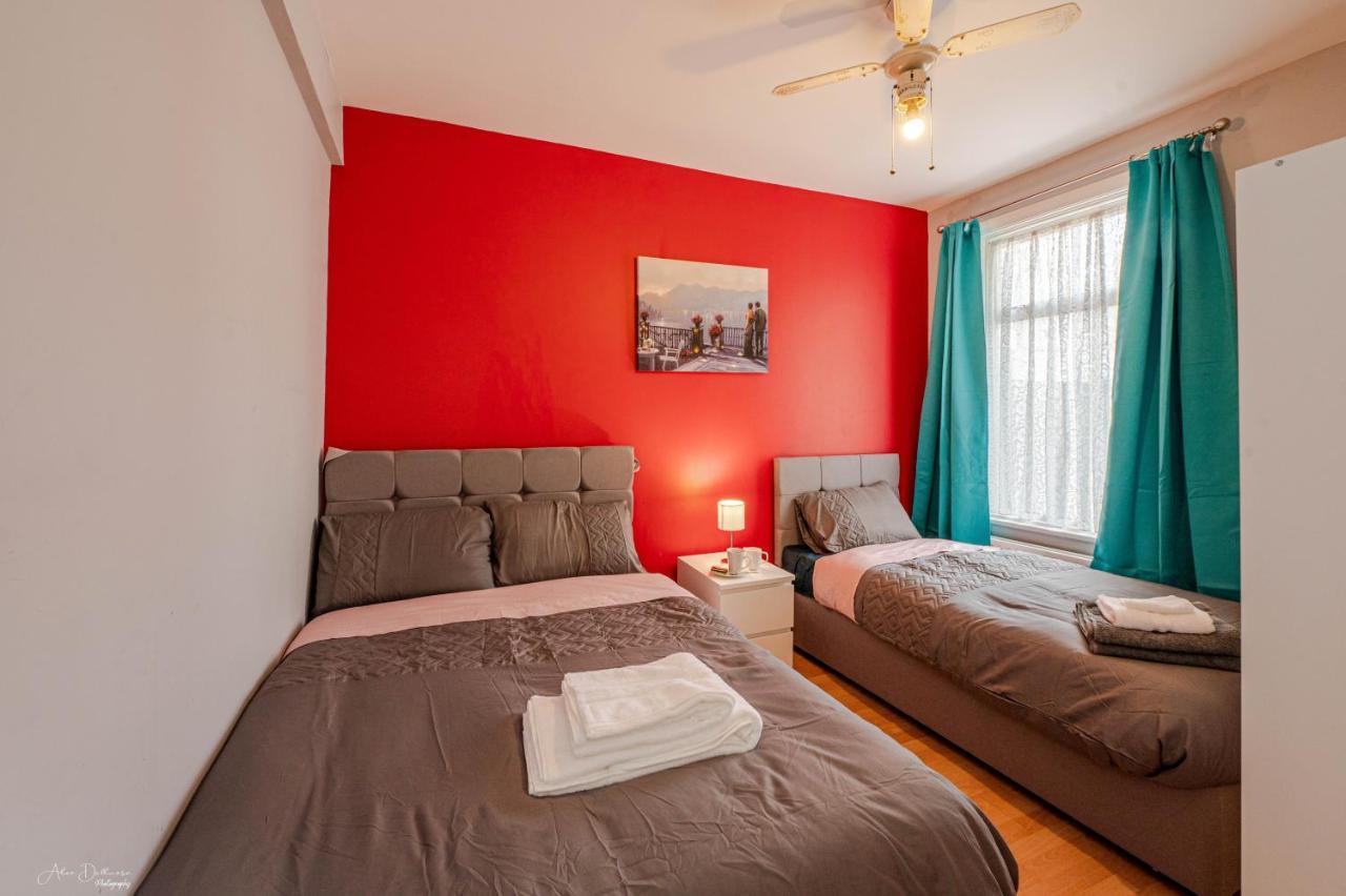 Cheerful 4 Bedrooms 8 Mn To Train Station Holiday home *