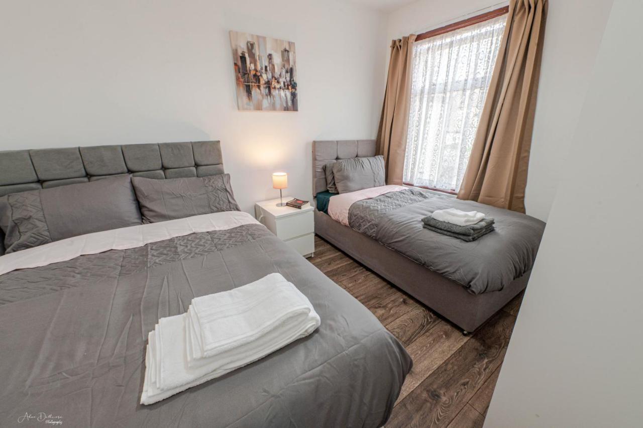 Cheerful 4 Bedrooms 8 Mn To Train Station Holiday home *