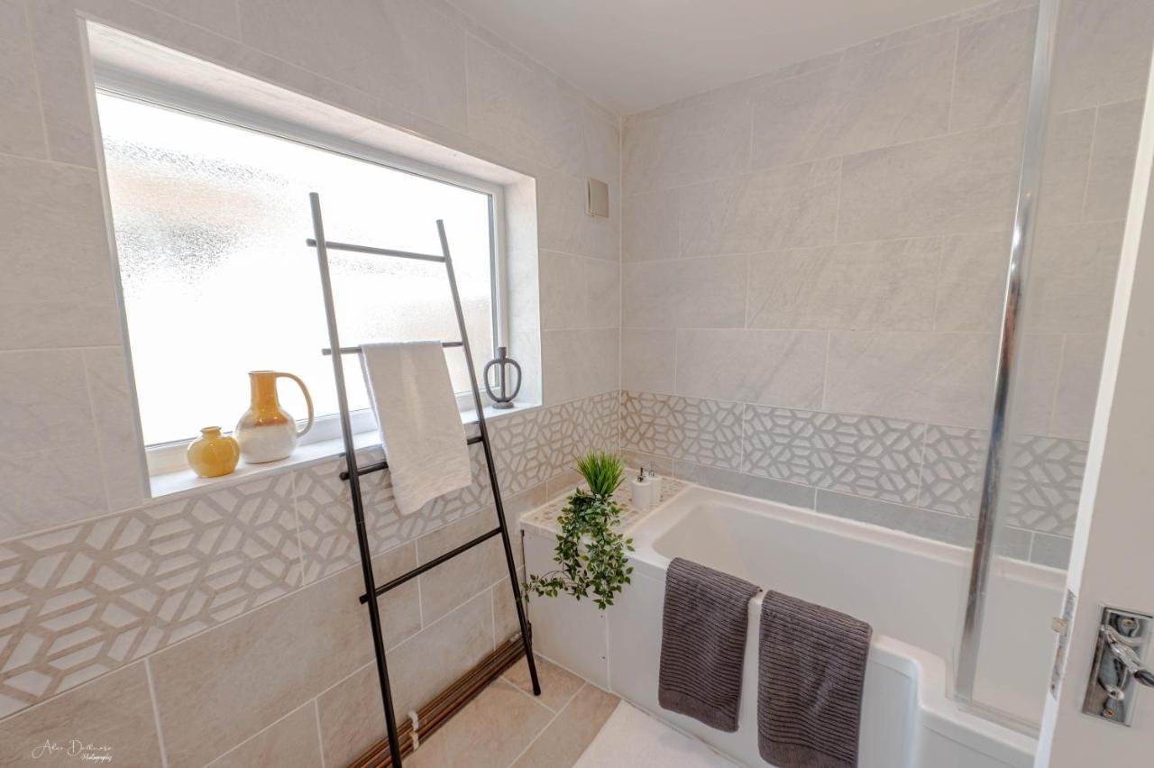 Cheerful 4 Bedrooms 8 Mn To Train Station Holiday home